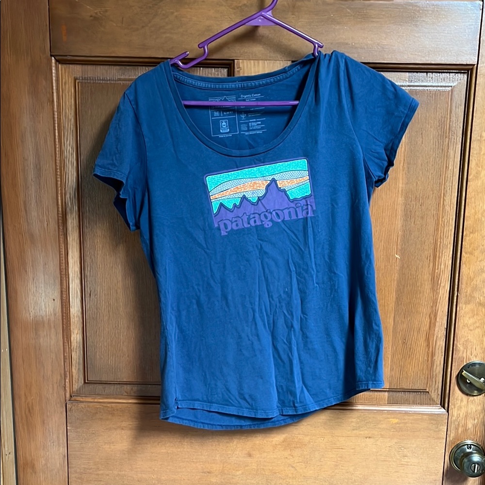 Patagonia Navy Slim Fit Cotton T-Shirt with Vibrant Graphic Size Medium